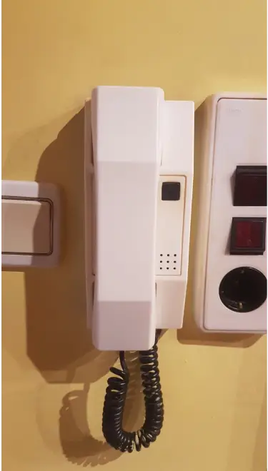 Стар домофонен апарат преди подмяна